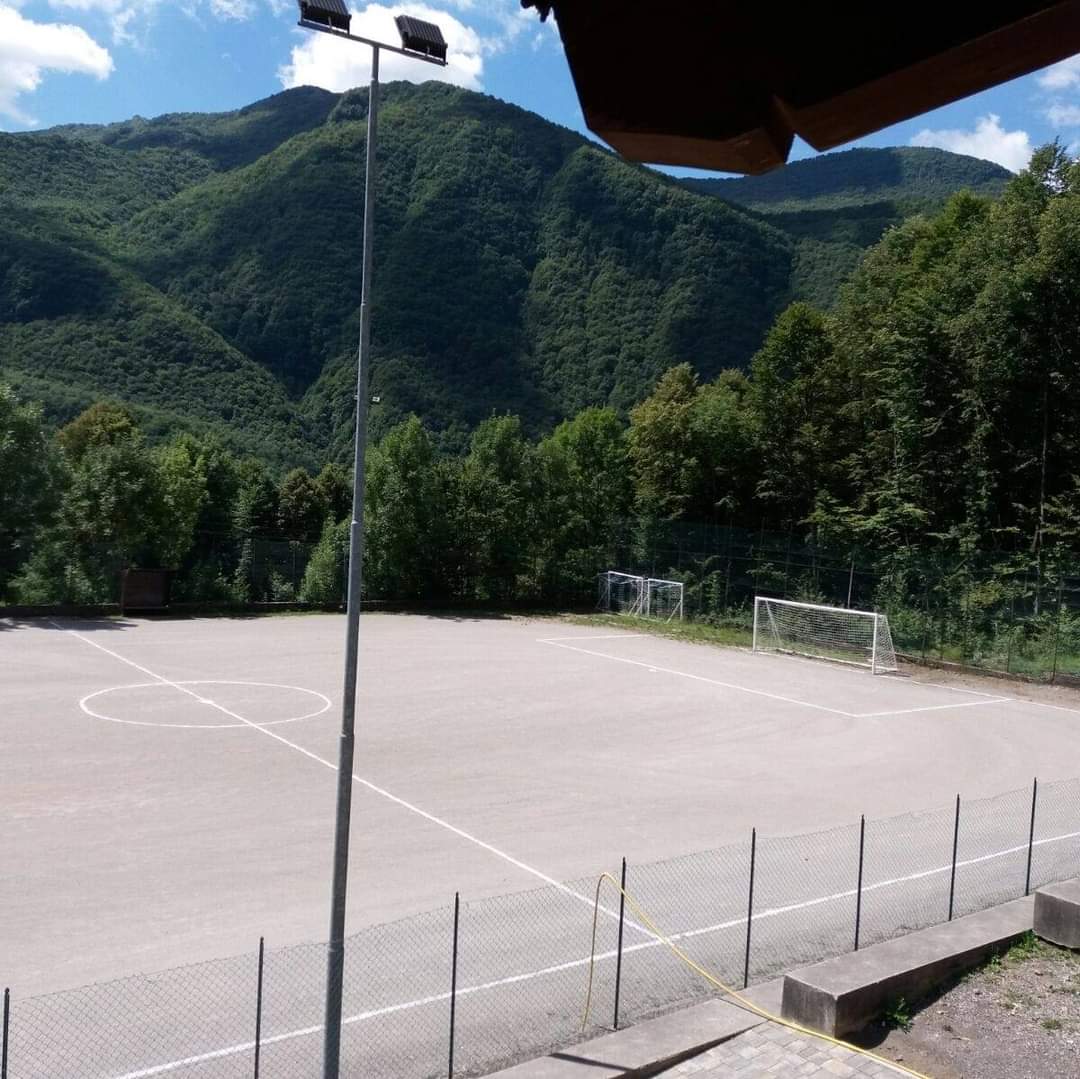 Il centro sportivo comunale è dotato di un campo da calcio, un campo di pallavolo/pallacanestro e di un piccolo parco giochi.