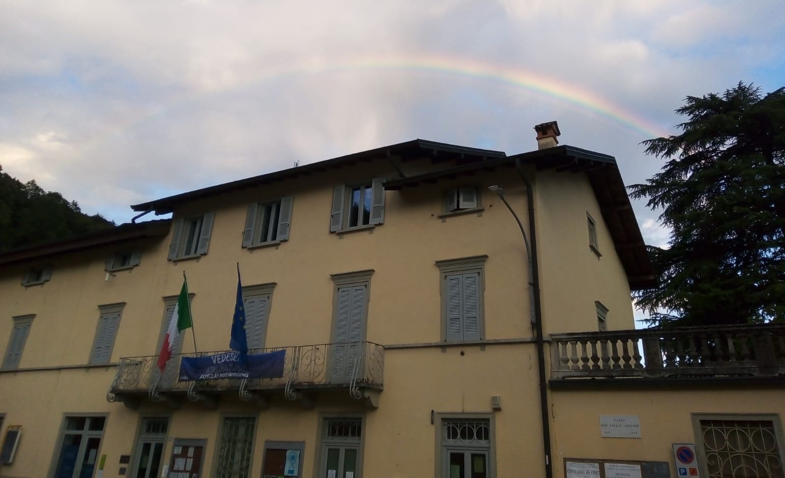 Edificio destinato alla sede degli uffici dell'amministrazione comunale, nonché dell'aula per le sedute del consiglio.